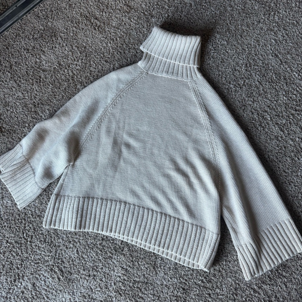 Theory Juliet Sweater Celebrity Fav. Turtleneck Women’s Medium Beige 100% Wool